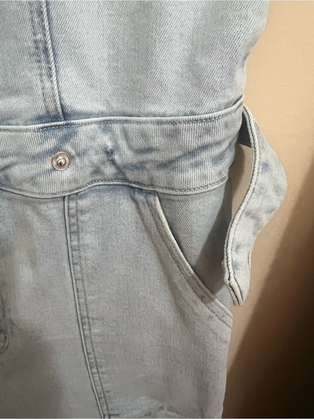 Good American: Light Wash Denim Jumpsuit - Sleeveless Utility Style - Picture 5 of 7